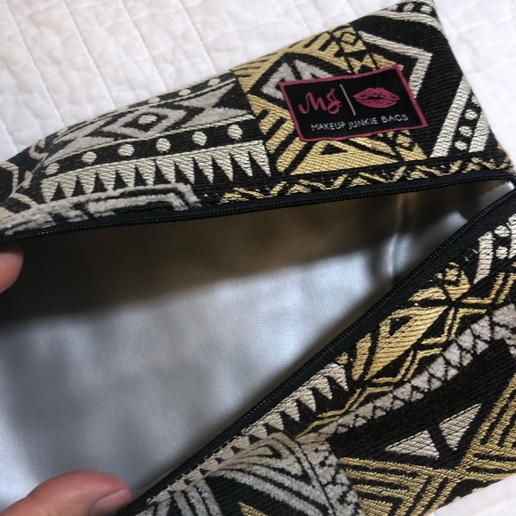 NEW Makeup Junkie Bag Size Med Black & Gold Aztec - Picture 4 of 8